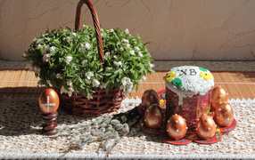 Пасхальный кулич с яйцами на столе с корзинкой цветов на праздник