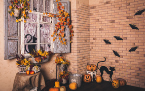 Комната украшена декором на праздник Хэллоуин