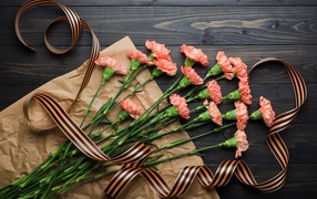 Букет розовых гвоздик с георгиевской лентой на День победы 9 мая 