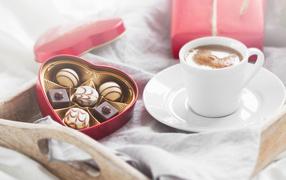Чашка кофе и коробка конфет для любимой на 14 февраля 