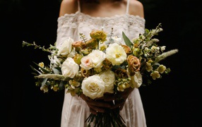 Красивый букет невесты с белыми розами в руках