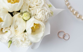 White wedding bouquet with wedding rings