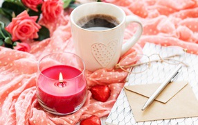 Чашка кофе, свеча, конфеты, букет роз и письмо для любимой