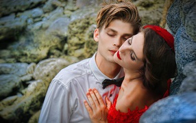 Красивая влюбленная пара стоит у камней