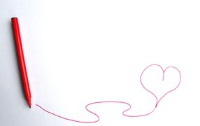 Сердце нарисовано фломастером на белом фоне 