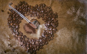 Сердце из кофейных зерен на мешке 