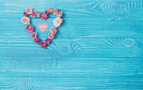 Сердце из цветом на голубом фоне для мамы