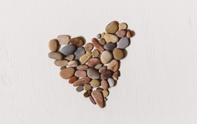 Сердце из камней на белом фоне