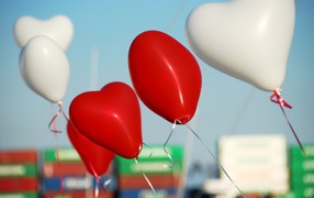 Белые и красные воздушные шарики в форме сердца