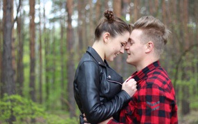 Влюбленная пара стоит в лесу 