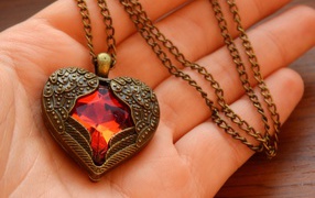 Кулон в форме сердца на ладони 