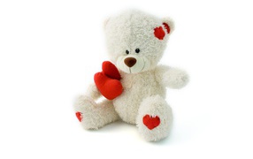 Белый медвежонок Тедди с красным сердцем