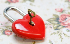 Красный замок в форме сердца с ключом