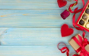 Роза, подарок, сердечки и конфеты для любимой на голубом фоне