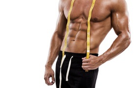 Накаченное тело спортивного мужчины с сантиметром на белом фоне