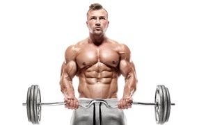 Накаченный сильный мужчина со штангой в руках на белом фоне