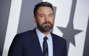 Актер Бен Аффлек с бородой в костюме