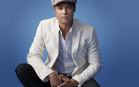 Актер Брэд Питт в костюме на синем фоне