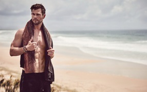 Актер Крис Хемсворт в полотенцем на шее