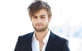 Актер Дуглас Бут в костюме на белом фоне