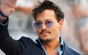 Актер Джонни Депп в дорогом костюме