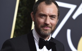 Актер Джуд Лоу в костюме с бабочкой