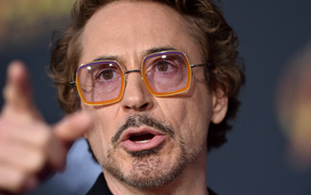 Актер Роберт Дауни-младший в очках крупным планом