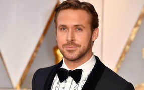 Актер Райан Гослинг в костюме с черной бабочкой