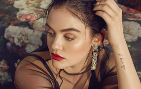 Актриса Люси Хейл отвела взгляд 