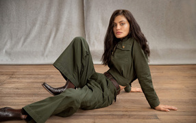 Актриса Фиби Тонкин в костюме на полу