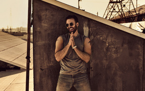 Американский актер Крис Эванс в солнечных очках