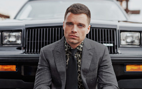 Американский актер Себастиан Стэн в костюме у машины