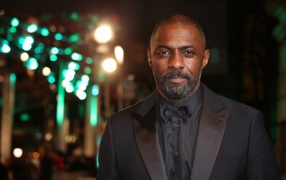 Британский актер Идрис Эльба  в костюме