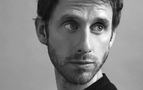 Британский актер Роберт Эммс лицо крупным планом