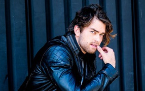 Красивый мужчина, актер Пирсон Фоде в черной кожаной куртке