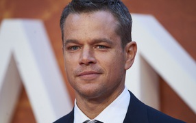 Красивый популярный актер Мэтт Деймон в костюме