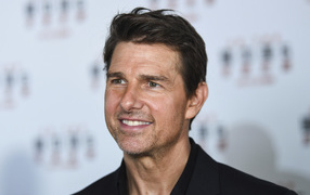 Красивый улыбающийся актер Том Круз