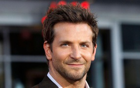 Популярный актер Брэдли Купер крупным планом