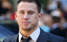 Популярный актер Ченнинг Татум в костюме крупным планом