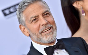 Популярный актер Джордж Клуни в костюме