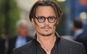 Популярный актер Джонни Депп в очках и пиджаке