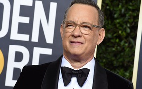 Популярный актер Том Хэнкс в черном костюме