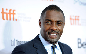 Улыбающийся мужчина актер Идрис Эльба