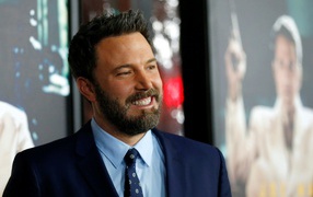 Улыбающийся мужчина, актер Бен Аффлек в костюме