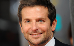 Улыбающийся мужчина, актер Брэдли Купер лицо крупным планом