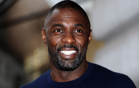 Улыбающийся мужчина,  актер Идрис Эльба