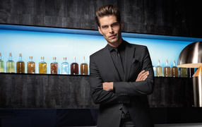 Стильный мужчина, актер Джон Кортахарена в костюме