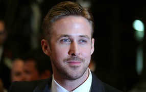 Стильный  мужчина, популярный актер Райан Гослинг в костюме