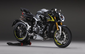 Большой тяжелый мотоцикл Agusta Brutale 1000 RR 2020 года на сером фоне