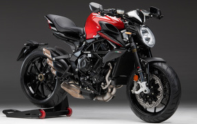 Черный мотоцикл Agusta Dragster 800 Rosso 2020 года на сером фоне